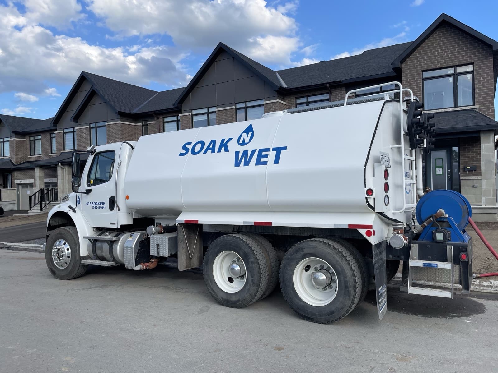 Soak N Wet truck on a residential street in Kanata